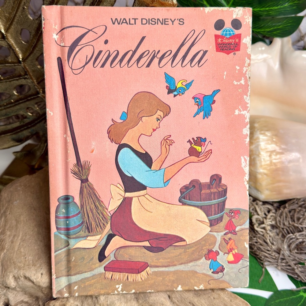 Vintage 1974 DISNEY’S Cinderella Hardback Children’s Book Walt Disney Reading